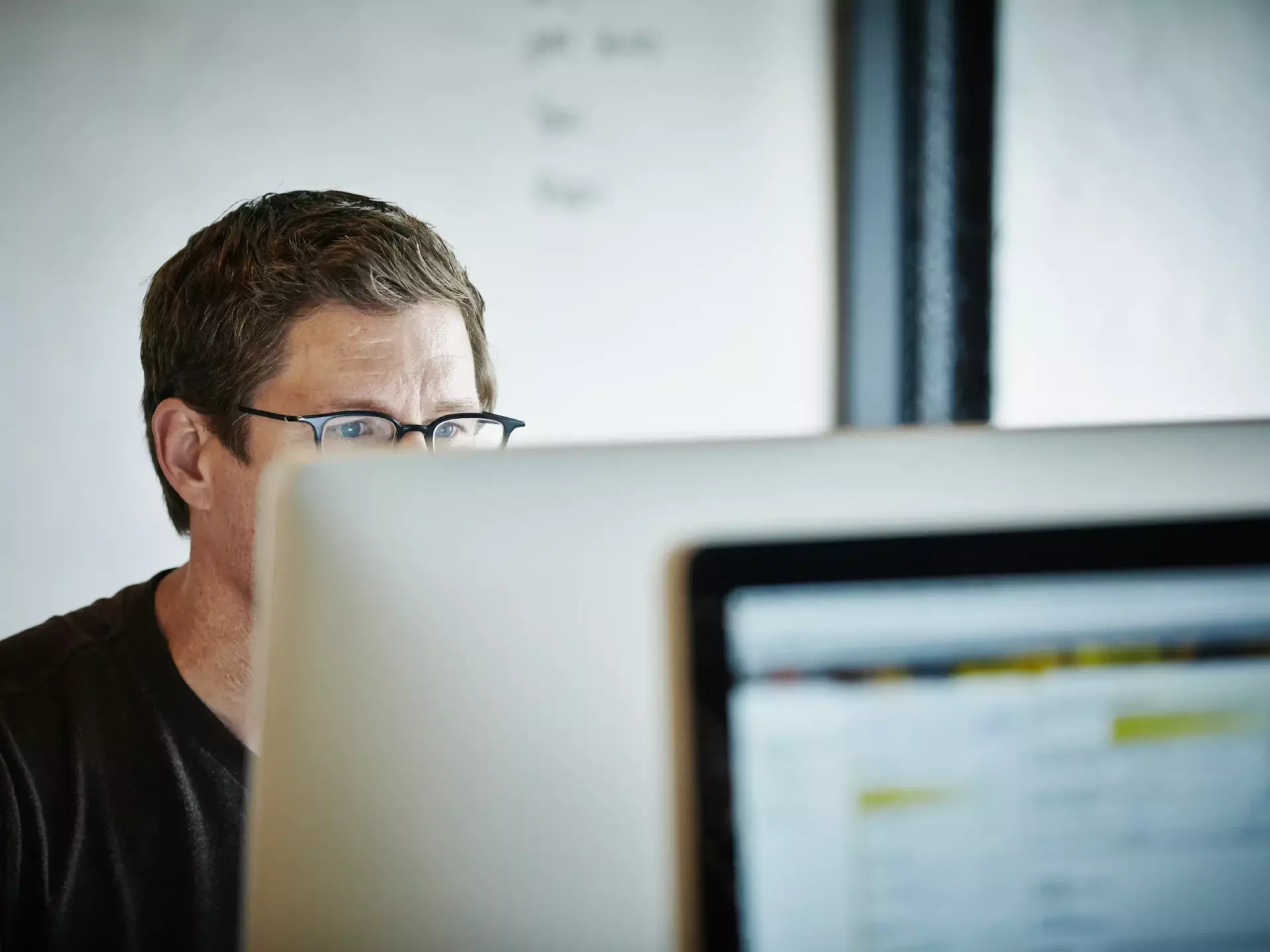 Geschäftsmann sitzt am Schreibtisch und arbeitet am Computer