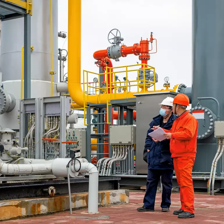 Ingenieure und Mitarbeiter kommunizieren vor Ort in der Chemiefabrik Ingenieure und Mitarbeiter kommunizieren vor Ort in der Chemiefabrik