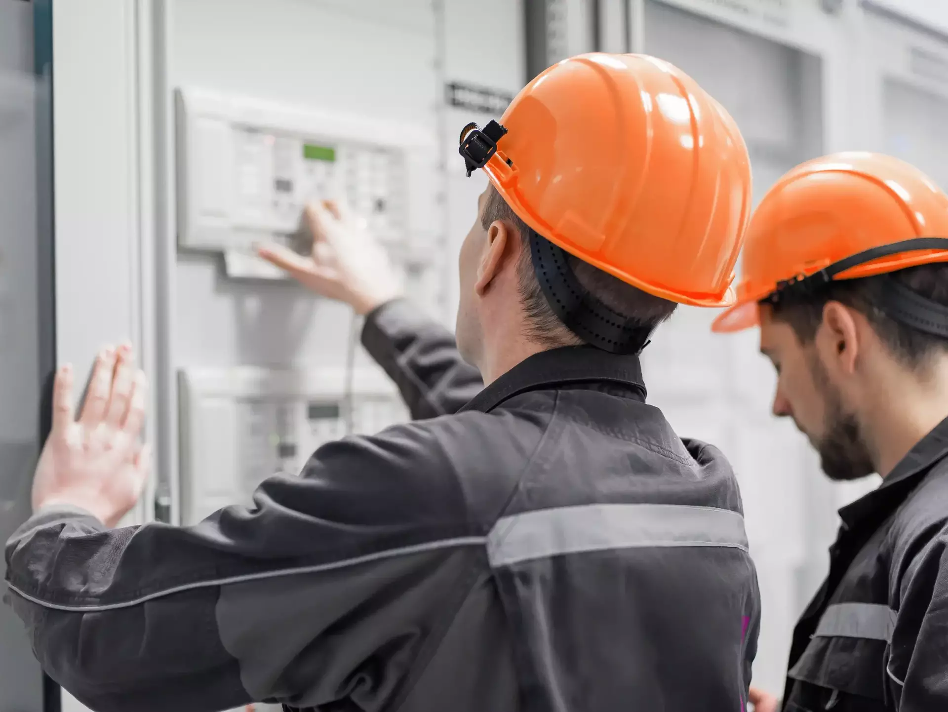 Außendienstmitarbeiter, die Elektronik testen oder elektrische Installationen inspizieren Außendienstmitarbeiter, die Elektronik testen oder elektrische Installationen inspizieren