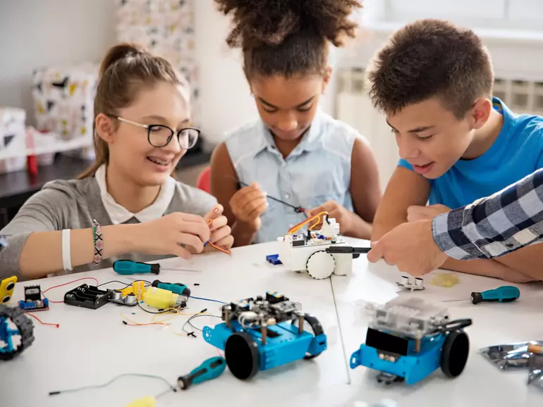 Kinder arbeiten an einem Roboterentwurf Kinder arbeiten an einem Roboterentwurf