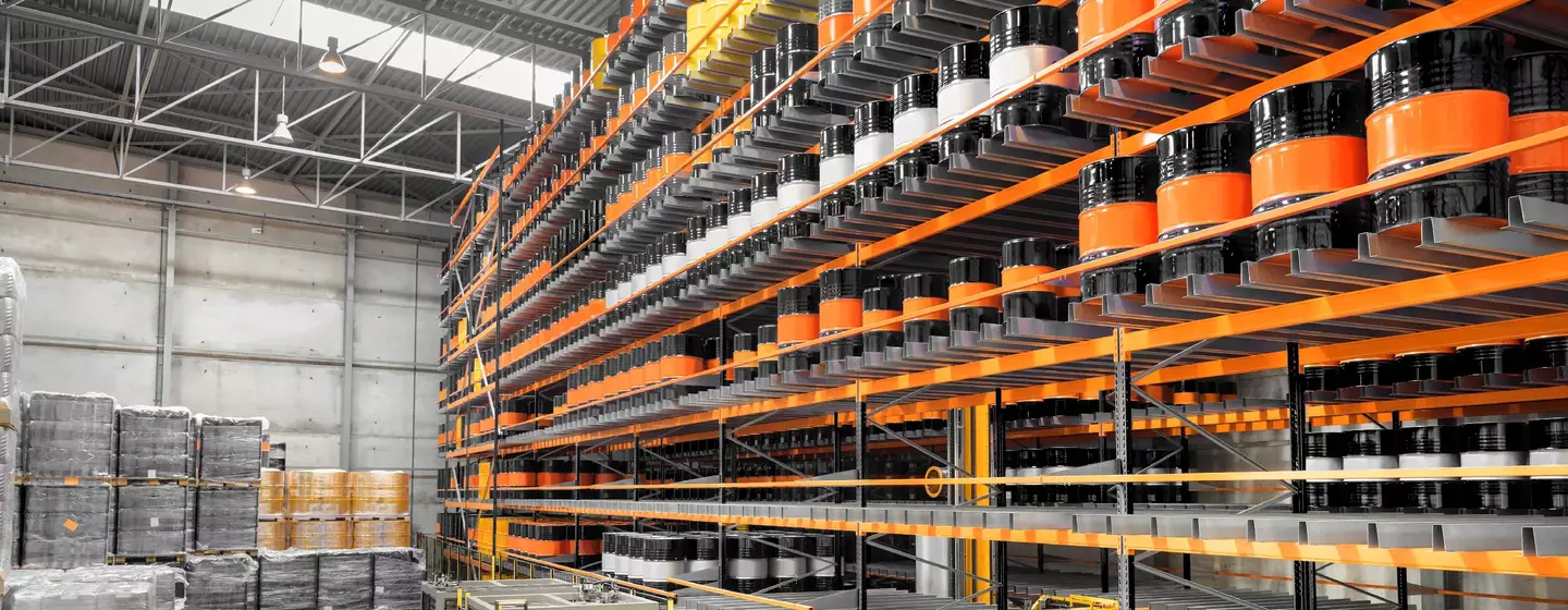 Automatisches Lagerregal für Ölfässer in einer Ölmischfabrik
