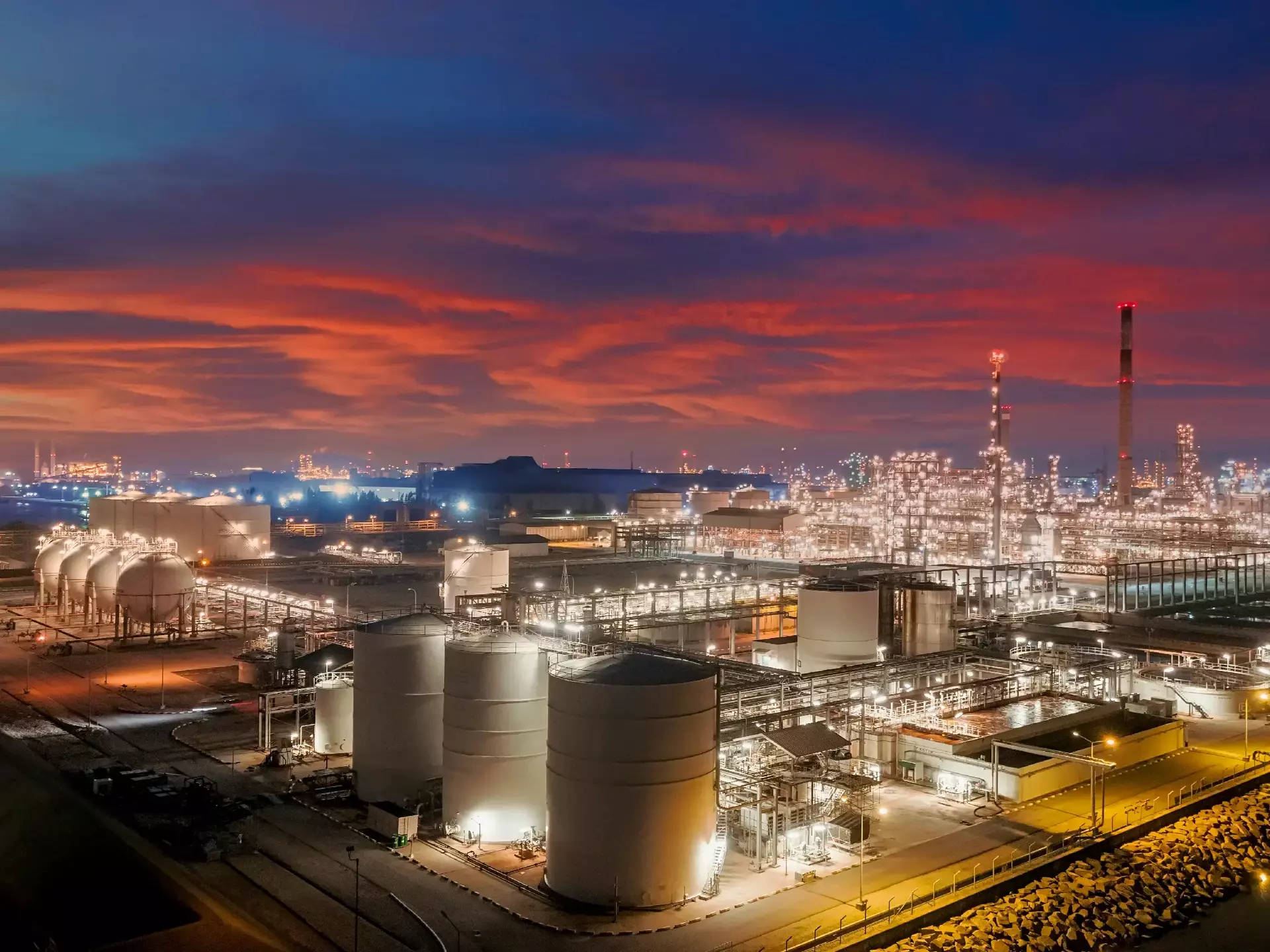 Ölraffinerie mit schönen Himmel für Öl-oder Energieindustrie Hintergrund Ölraffinerie mit schönen Himmel für Öl-oder Energieindustrie Hintergrund