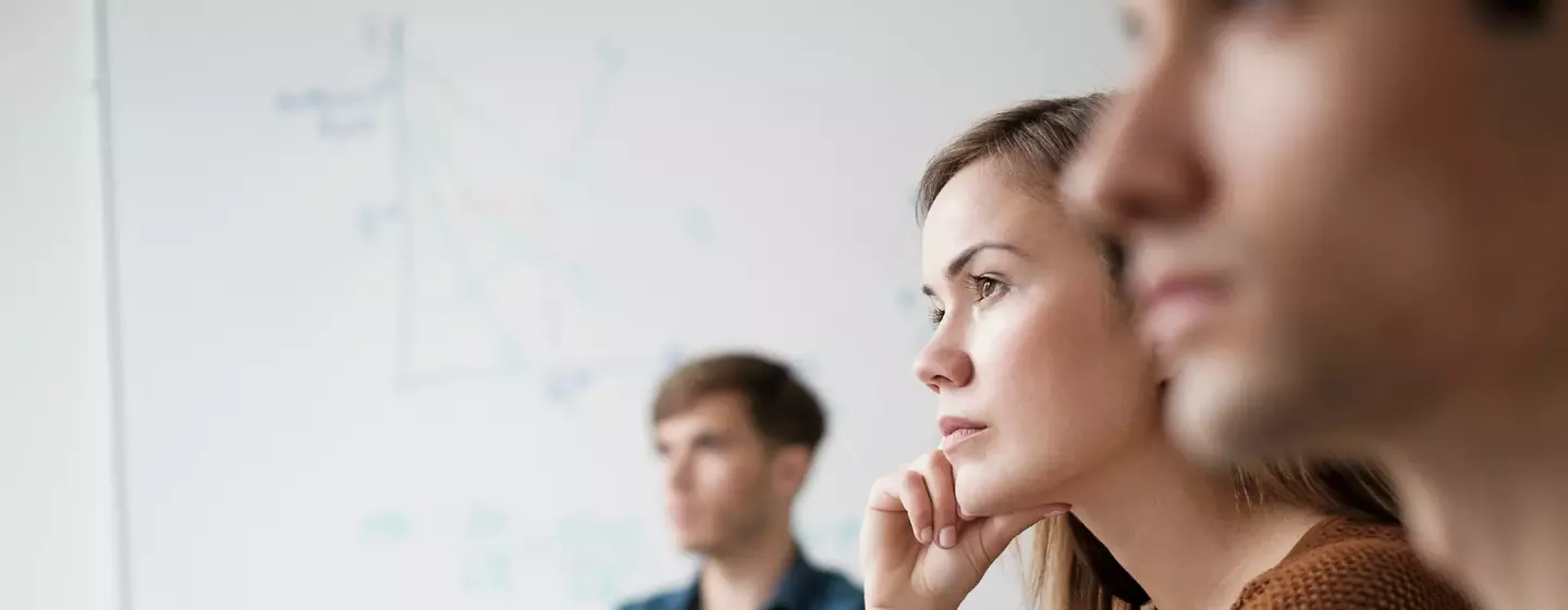 Studentisches Zuhören im Klassenzimmer einer Hochschule