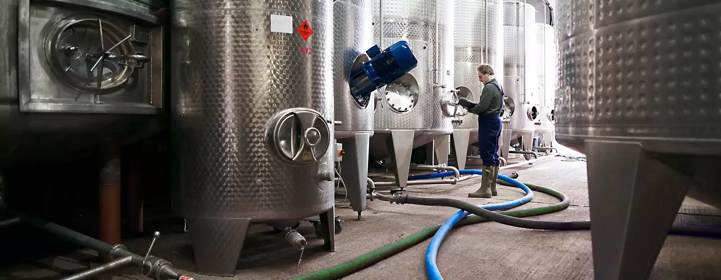 Arbeiter in einer Destillerie